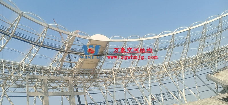 襄陽(yáng)奧體中心膜結(jié)構(gòu)工程鋼結(jié)構(gòu)接近尾聲，膜結(jié)構(gòu)開(kāi)始安裝