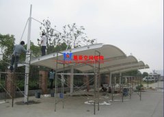 膜結(jié)構(gòu)車棚布怎么施工安裝？膜結(jié)構(gòu)車棚布安裝注意事項(xiàng)