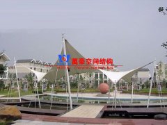 膜結(jié)構(gòu)遮陽(yáng)棚有哪些特點(diǎn)？哪些場(chǎng)所可以使用膜結(jié)構(gòu)遮陽(yáng)蓬？