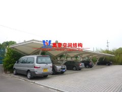 做膜結(jié)構(gòu)車棚報價價格差距很大，該怎么選膜結(jié)構(gòu)公司?
