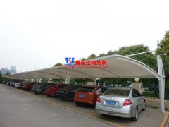 為什么膜結(jié)構(gòu)車棚會(huì)成為汽車車棚定制的優(yōu)選？膜結(jié)構(gòu)車棚有哪些特點(diǎn)優(yōu)勢(shì)？