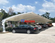 為何膜結(jié)構(gòu)車(chē)棚越來(lái)越受歡迎？小轎車(chē)車(chē)棚為什么都選用膜結(jié)構(gòu)車(chē)棚？