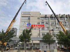 張拉膜結(jié)構(gòu)車棚中鋼結(jié)構(gòu)如何防銹？張拉膜車棚除銹的方法有哪些？