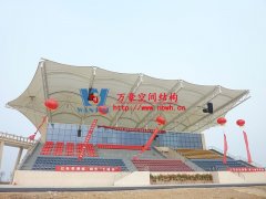 什么是膜結(jié)構(gòu)體育看臺(tái)？膜結(jié)構(gòu)體育看臺(tái)性能特點(diǎn)及應(yīng)用領(lǐng)域是什么？